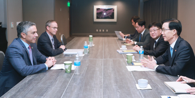 방문규 산업통상자원부 장관이 지난 14일(현지시간) 미국 샌프란시스코 메리어트 마르퀴스호텔에서 쉴판 아민 GM 수석부사장 겸 해외사업부문 사장과 면담하고 있다. 산업통상자원부 제공